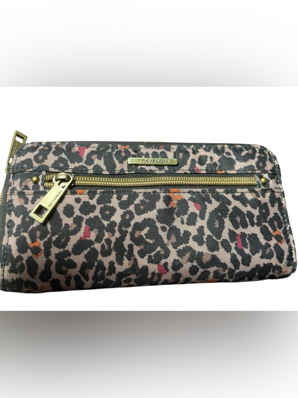 Vintage Travelon Leopard print wallet in Beige, Black and Pink Accent. NWOT!